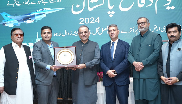 President ICCI Ahsan Zafar Bakhtawari is giving shield to Federal Minister for Privatisation and Communication Abdul Aleem Khan and others are seen in this image released on September 6, 2024. — Facebook/@AbdulAleemKhanOfficial