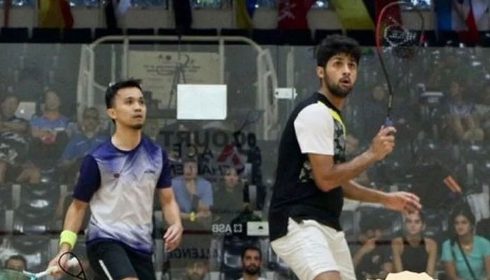 Pakistans renowned squash player Noor Zaman (right) in action. — Geo News/Faizan Lakhani/File