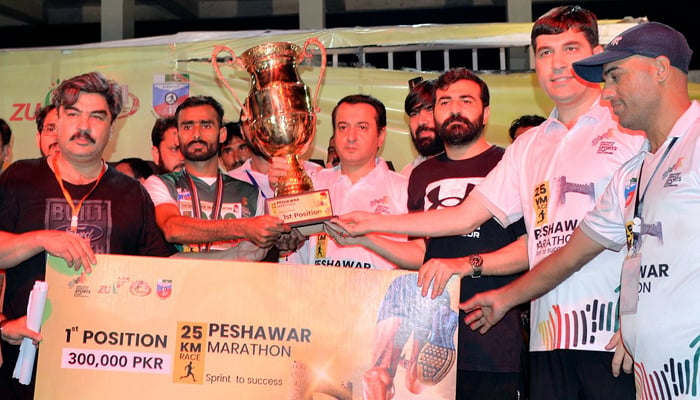 Advisor to Chief Minister Khyber Pakhtunkhwa on Sports Syed Fakhar Jahan giving prizes to the successful athletes of Peshawar Marathon Race at Hayatabad Sports Complex on September 7, 2024. — NNI,