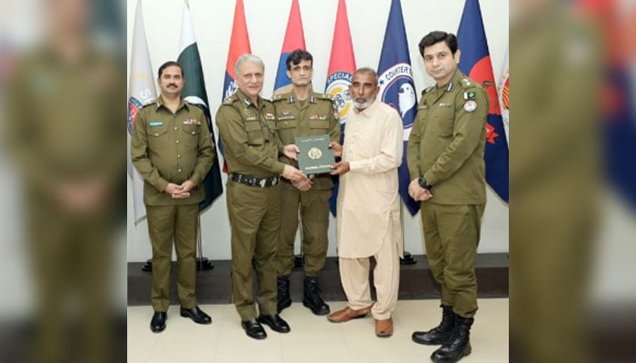 IGP Punjab Dr Usman Anwar handed over a plot document for the construction of the personal home to the family of a martyr on September 8, 2024. — Facebook/Punjab Police Pakistan