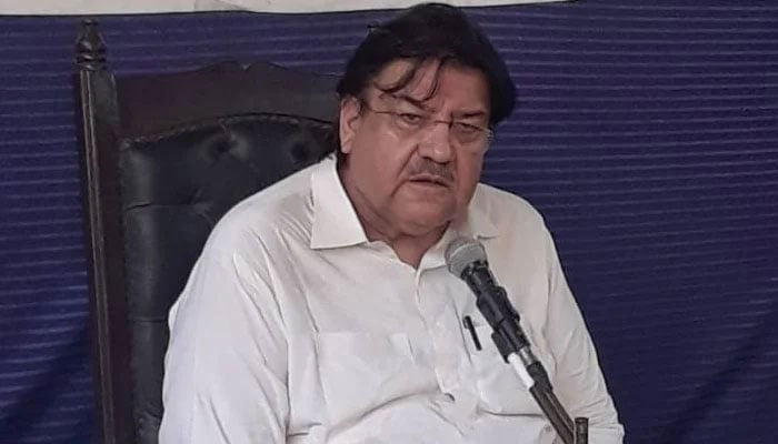 The image shows Grand Democratic Alliance (GDA) Information Secretary Sardar Abdul Rahim speaking to the media at Karachi Press Club. — X/functional_pml/File