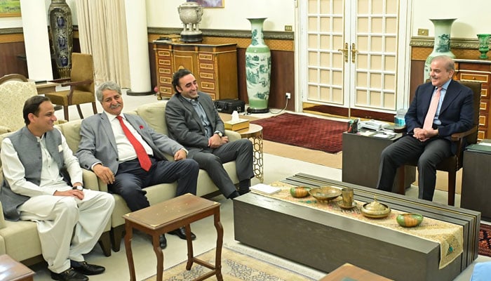 PM Shehbaz Sharif (right) meets PPP delegation comprising Chairman Bilawal Bhutto Zardari (third left), Naveed Qamar (centre) and Karachi Mayor Murtaza Wahab in Islamabad on September 11, 2024. — PID