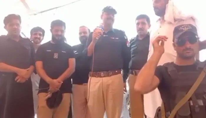 KP policemen speak with protesters at the main Indus Highway on September 10, 2024. — Screengrab via Facebook/Anwar Mezbaan Bannu