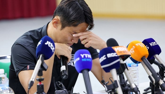 Suwon FC player Son Jun-ho pauses to gather himself during a press conference in Suwon, south of Seoul, on Wednesdady, claiming his innocence in light of Chinas decision to ban him for life over match-fixing charges. — Yonhap