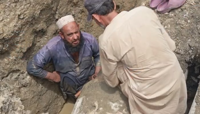 48-inch broken water line is being repaired in the Baldia Town under the auspices of the Karachi Water and Sewerage Corporation on September 14, 2024. — Screengrab/Facebook/@KWSCOFFICIAL