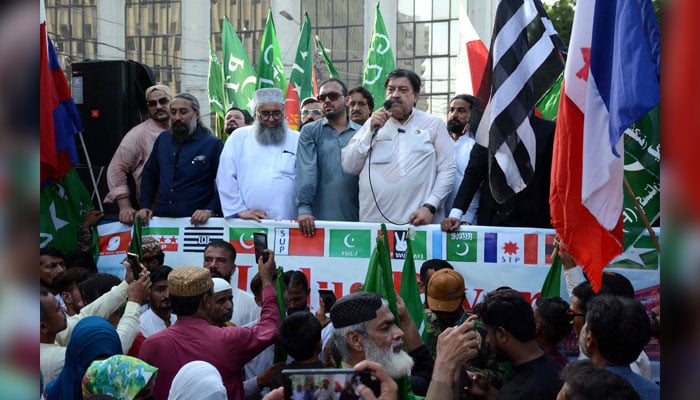 Grand Democratic Alliance (GDA) Spokesman, Sardar Abdul Rahim along with others address protesters at Karachi press club on  September 19, 2024. — PPI