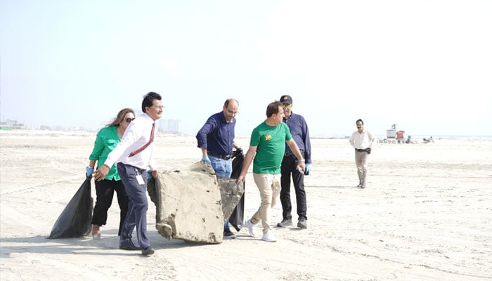 Jazz employees seen cleaning up at Karachi beach.— LinkedIn@jazzpk/file