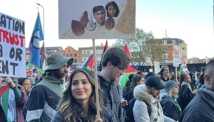 Marieha Hussain holds a placard at a pro-Palestine protest. — Metropolitan Police