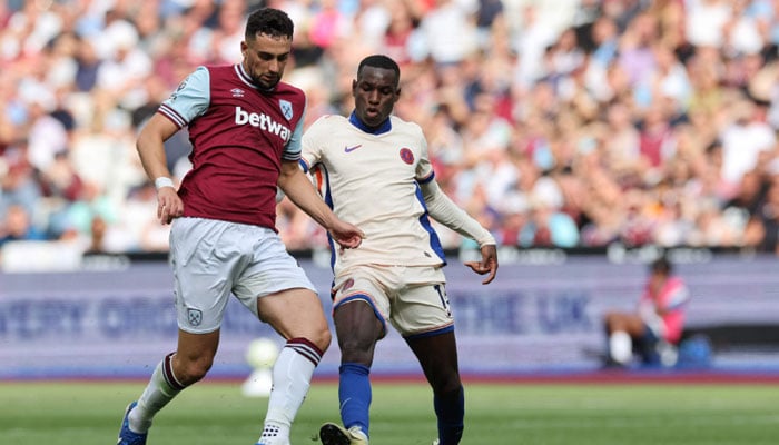 West Ham United´s English defender #26 Maximilian Kilman (L) vies with Chelseas Senegalese striker #15 Nicolas Jackson (R) during the English Premier League football match between West Ham United and Chelsea at the London Stadium, in London on September 21, 2024. — AFP