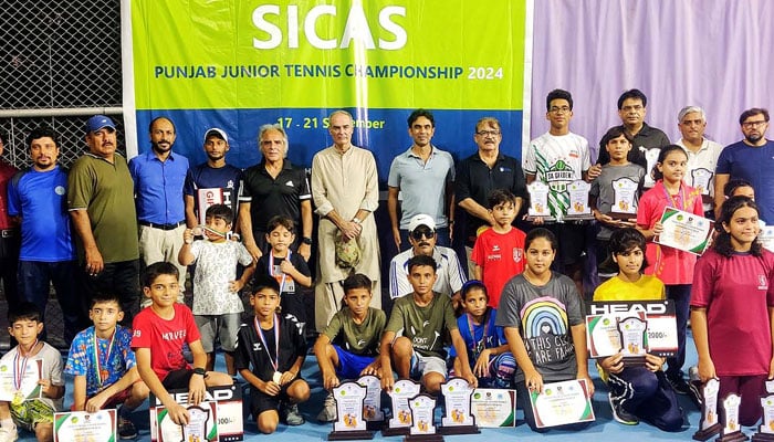 Prize winners in a group photo with chief guests Sheryar Salamat and Shahid Zaman on September 21, 2024.— NNI