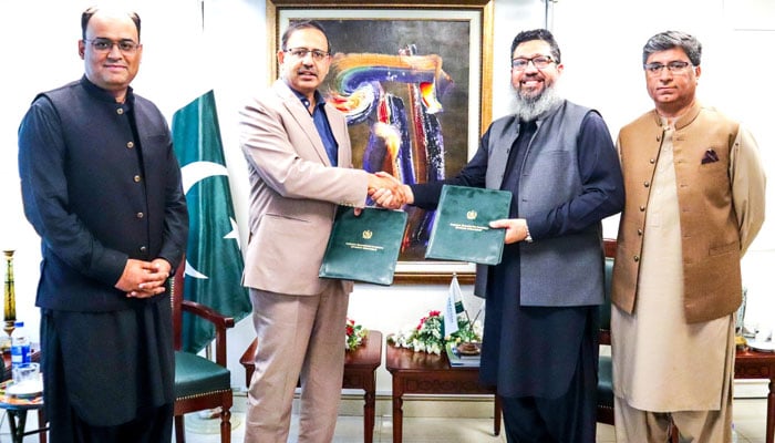 In this image, PIA CEO AVM Amir Hayat (from 2nd left) shakes hands with CEO Funadiq Mohammad Salman Arain after signing an MOU on September 23, 2024. — Facebook/Pakistan International Airlines