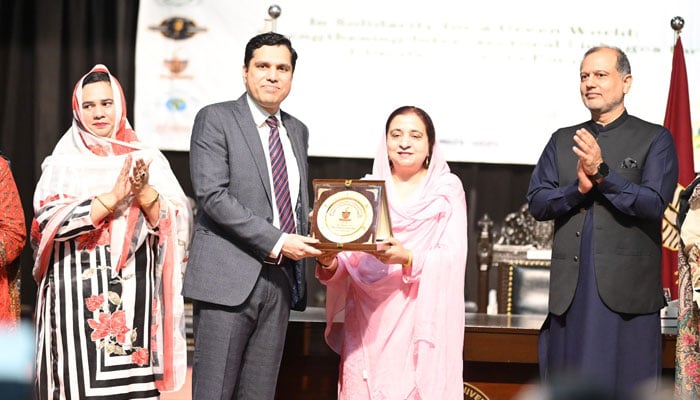 GCU Vice Chancellor Prof Dr Shazia Bashir (from 2nd right) presents a shield to EPA DG Dr Imran Hamid Sheikh (from 2nd left) during the “COP in My City 2024” hosted by Environmental Protection Agency (EPA), Punjab, at (GCU) Lahore on September 23, 2024. — Facebook/Environment Protection Department Punjab