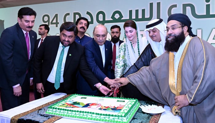 President Asif Ali Zardari, Chief Minister Punjab Maryam Nawaz Sharif, Governor KPK Faisal Karim Kundi, Governor Sindh Kamran Tessori, Ambassador of the Kingdom of Saudi Arabia to Pakistan, Nawaf bin Saeed Ahmad Al-Malkiy, cutting the cake during 94th national Day ceremony of Saudi Arabia, at a local hotel, in the Federal Capital on September 23, 2024. — ONLINE