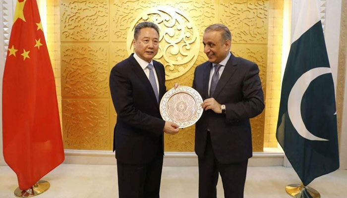 Transport Minister of China Li Xiapeng (left) presents shield to the Federal Minister for Communications Abdul Aleem Khan in Beijing on September 24, 2024. — Facebook/Abdul Aleem Khan