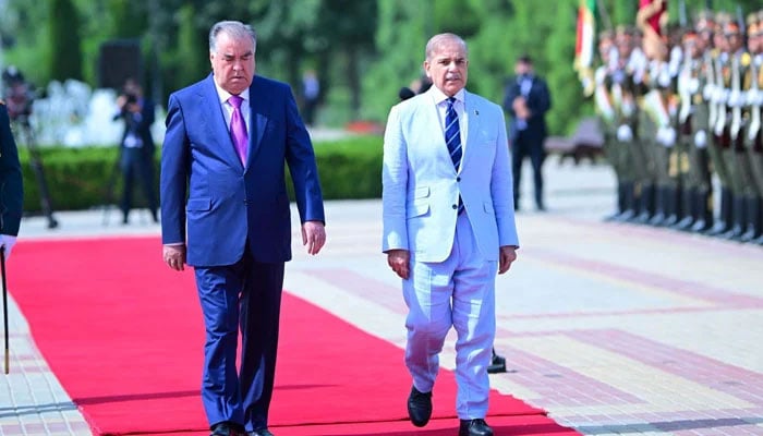 Prime Minister Shehbaz Sharif and President of Tajikistan Emomali Rahmon inspecting the guard of honour in Dushanbe on July 2, 2024. — PID