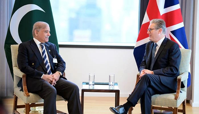 PM Shehbaz Sharif (left) meets his United Kingdom counterpart Keir Starmer on the sidelines of 79th session of United Nations General Assembly in New York on September 26, 2024. — PID