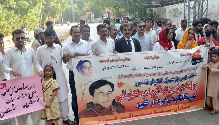 Social workers and activists of Sindh Sujagi Forum stage a protest against killing of Dr Shahnawaz Kumbhar demanding immediate arrest of killers outside Umerkot Press Club on September 27, 2024. — INP