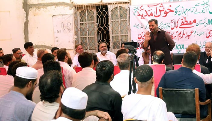 MQM-P leader and MNA Syed Mustafa Kamal expressing his views with the people after planting saplings on Hawkes Bay Road Karachi on September 29, 2024. — Facebook/@KamalMQM