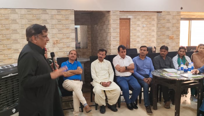 Senator Dr. Karim Ahmed Khawaja and chairman of the Sindh Mental Health Authority expressing their views to the participants in the seminar regarding Mental Health on September 29, 2024. — X/@SindhMental