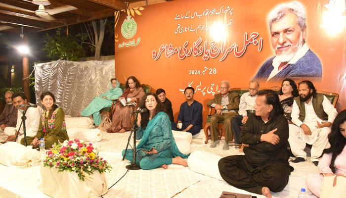 Renowned poet and senior journalist Nasira Zuberi is Reciting Mushaira at the memorial service of late poet Ajmal Siraj organized by Karachi Press Club on September 28, 2024. — Reporter