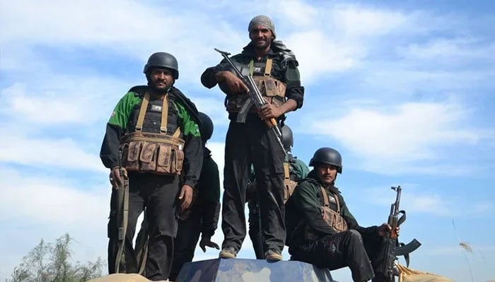 This undated photo shows Punjab policemen during an operation against criminals in the Katcha area. — RPO Bahawalpur website/File