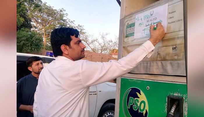 Assistant Commissioner of District Administration Peshawar seals the petrol station against selling of illegal Iranian petrol, at different areas of Peshawar on May 23, 2024. — PPI