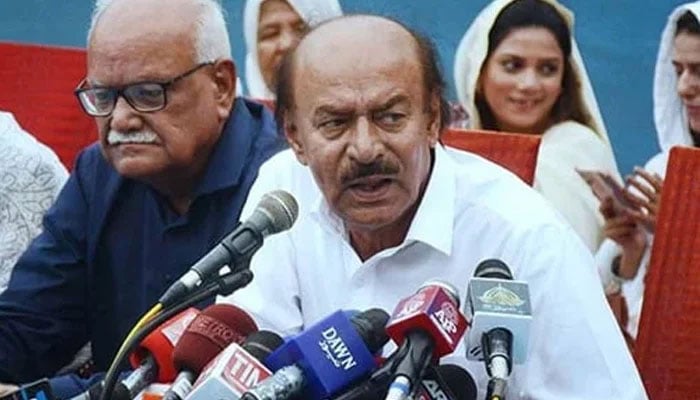 PPP Sindh President Senator Nisar Ahmed Khuhro (R) speaks to media persons at the People’s Secretariat. — APP/file