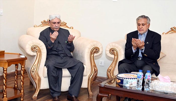 President Asif Ali Zardari offering Fateha over the sad demise of the brother of Deputy Prime Minister and Foreign Minister, Senator Mohammad Ishaq Dar on September 30. —  APP