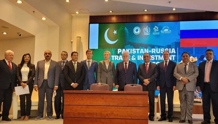 A group photo of Pakistani and Russian delegation participating in the inaugural Pakistan-Russia Trade and Investment Forum in Moscow on October 1, 2024. — X/ @PakinRussia