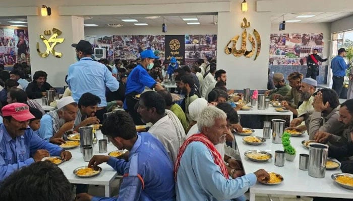 People take lunch at a public Dastarkhawan. —  Bahria Town Website/File