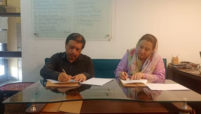 Chairperson HAP Maryam Iqbal signing an MOU on HAP and Krafters KP to collaborate on future women economic empowerment initiatives, on Sept 29, 2024. — Facebook/THEHAPOfficial