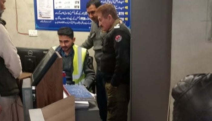 A police official can be seen addressing a complaint at Lahore Khidmat Markaz. — Instagram/lahoretrafficpolice