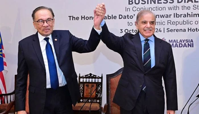 Prime Minister Shehbaz Sharif (right) and Malaysias Prime Minister Anwar Ibrahim at Pakistan-Malaysia High Level Business Dialogue in Islamabad on October 3, 2024. — PID