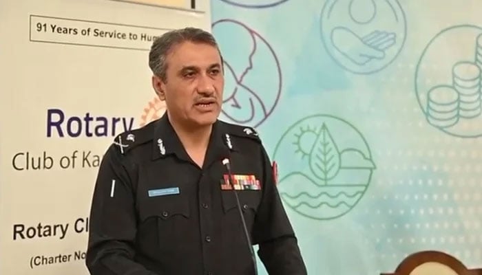 Sindh IGP Ghulam Nabi Memon expressing his views at the Rotary Club event on August 13, 2024. — Screengrab via Facebook/@sindhpolicedmc