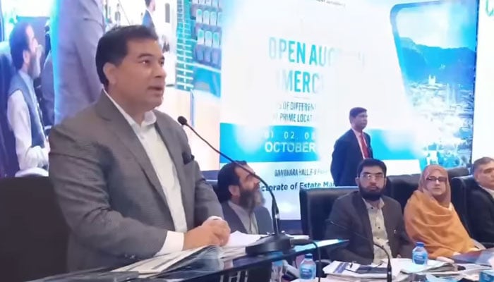 CDA Chairman Muhammad Ali Randhawa addressing the concluding event of a three-day auction of 13 commercial plots in Islamabad on Oct 3, 2024. — Facebook/cda.isb.pk