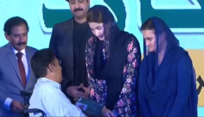 Chief Minister Punjab Maryam Nawaz hands over Himmat Card after inaugurating Himmat Card programme on October 4, 2024. — Screengrab via Facebook/GovtofPunjabPK