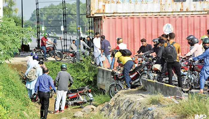 Residents of Islamabad facing troubles as road was blocked with shipping containers amid protest by the PTI on Oct 4, 2024. — INP