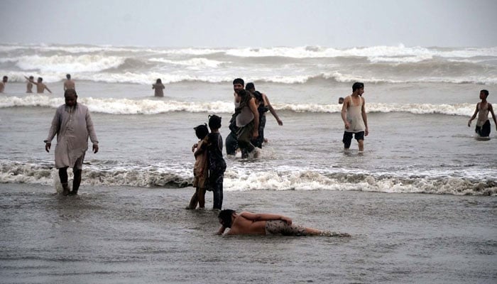 A large number of citizens cooling themselves at Sea View Beach in Karachi on July 18, 2024. — PPI