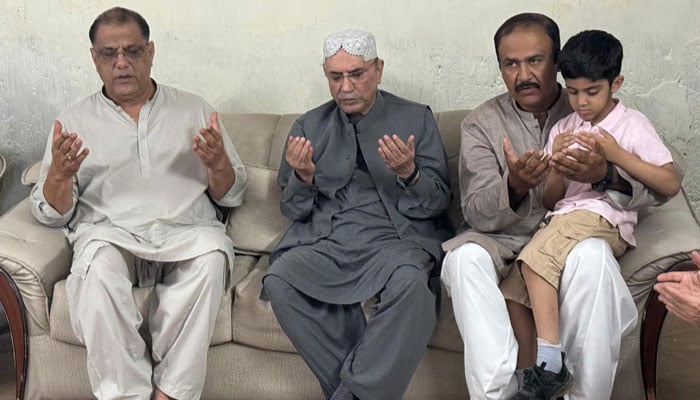 President Asif Ali Zardari (centre) visits the residence of martyred Lieutenant Colonel Muhammad Ali in Faisalabad to express condolences to the bereaved family on October 6, 2024. — Facebook/Pakistan Peoples Party - PPP