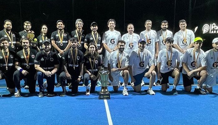 The players of the Karachi and padel teams in a group photo at the Padel Arena in Model Town, Lahore on Oct 7,2024. — Instagram/legendsarena.pk