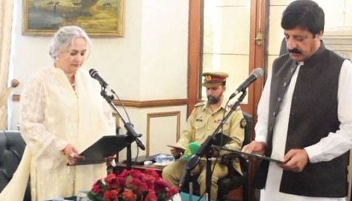 Punjab Governor Sardar Saleem Haider Khan (right) administers oath to Ayesha Hamid, the first woman to hold the post of Ombudsperson Punjab on October 9, 2024. — APP