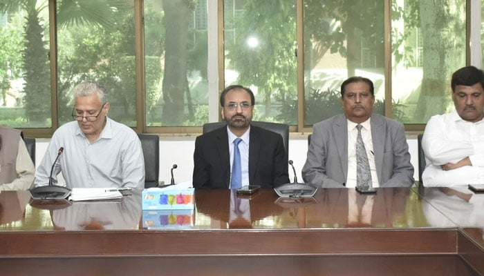 University of Engineering and Technology (UET) Vice Chancellor Dr Shahid Munir (left 2nd) in a meeting with international students to address their concerns on October 10, 2024. — Facebook/Office of Public Relations, UET Lahore.