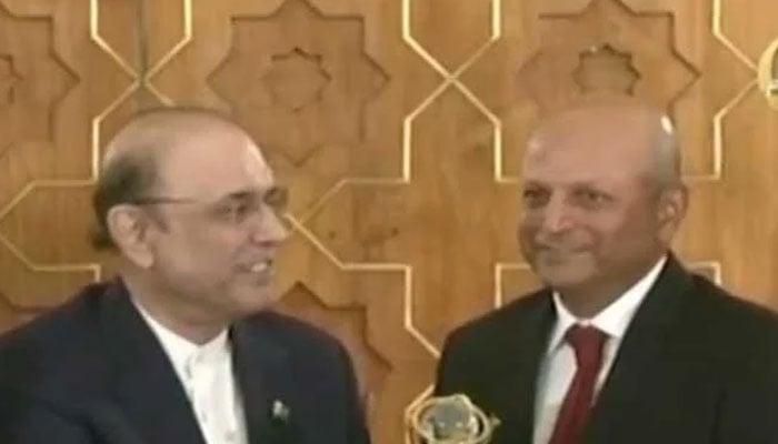 President Asif Ali Zardari giving the Bes News Channel Award to Managing Director Geo News Azhar Abbas.— Screengrab via Geo News/file