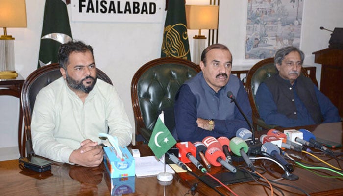 Chairperson Punjab Chief Ministers Directorate of Inspection and Monitoring, Evaluation and Feedback Brigadier Retired Babar Alauddin addressing a press conference in the Committee Room of the Deputy Commissioners Office on Oct 11, 2024. — APP