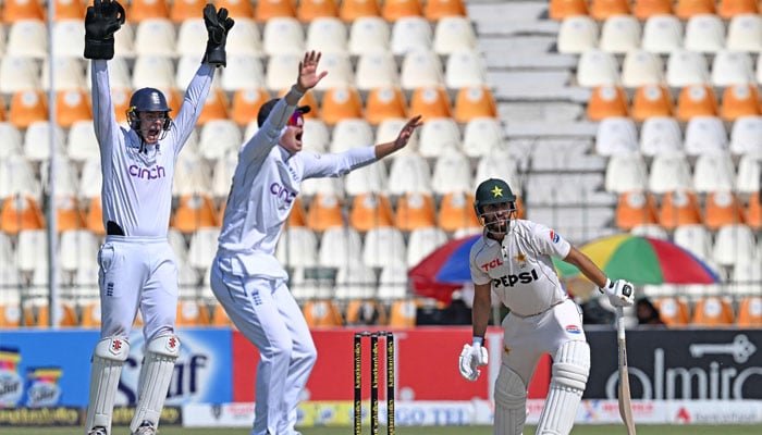 England´s captain Ollie Pope and his teammate Jamie Smith (left) successfully appeals for leg before wicket (LBW) against Pakistan´s Salman Agha (right) during the fifth and last day of the first Test cricket match between Pakistan and England at the Multan Cricket Stadium in Multan on October 11, 2024. — AFP