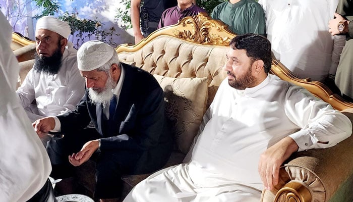 Renowned religious scholar Dr Zakir Naik seen sitting with Maulana Tariq Jamil in Lahore on Oct 11, 2024. — Facebook/muhammad.adnan.1848