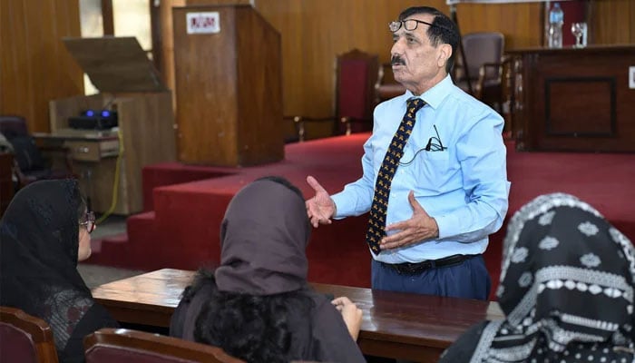 Syed Azhar Husnain Abidi, an educationist and career counselor delivers a presentation titled “Authoring a PhD and Postdoc at International Universities” to MPhil students at the University of Veterinary and Animal Sciences (UVAS), Lahore on Oct 11, 2024. — Facebook/UVAS