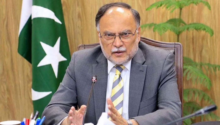 Federal Minister for Planning Development & Special Initiatives Ahsan Iqbal chairs a meeting to review the progress of Public Sector Development Programme (PSDP) projects in Balochistan on September 2, 2024. — APP