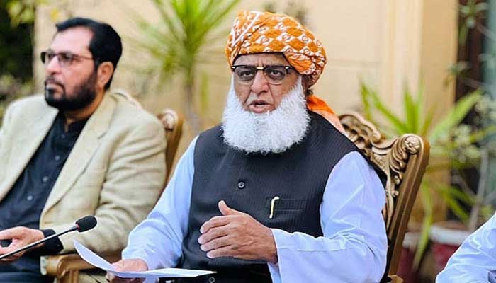 JUI-F chief Maulana Fazlur Rehman addressing a press conference in Islamabad on March 5, 2023. — APP