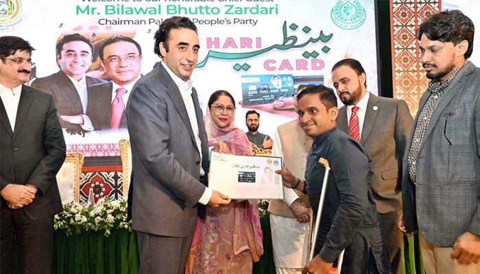 Pakistan Peoples Party Chairman Bilawal Bhutto Zardari distributing Benazir Hari Cards to the farmers in a ceremony at the Chief Minister House on October 14, 2024. — APP